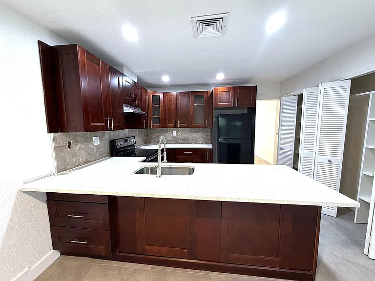 4019 Woodside Dr — Photo 3