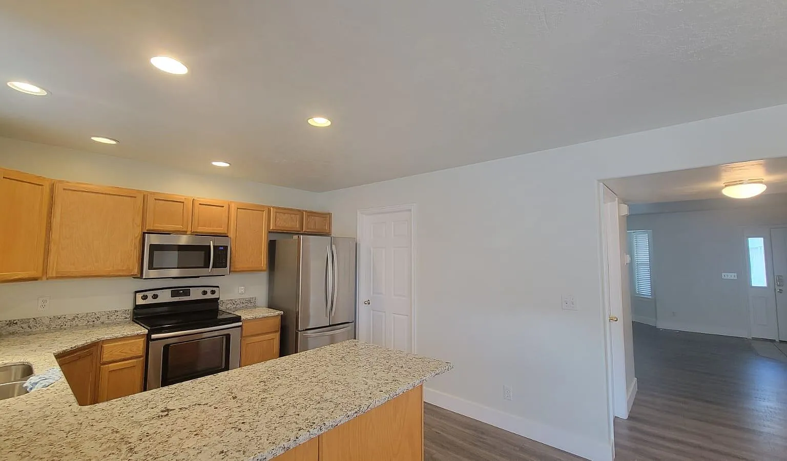 5 bed, 3.5 bath, 1596 sqft, $2,300 — Photo 3
