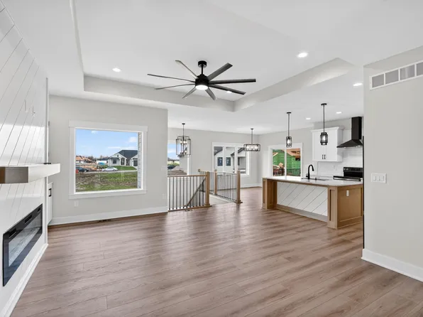17331 Brookview Dr, Urbandale, IA 50323