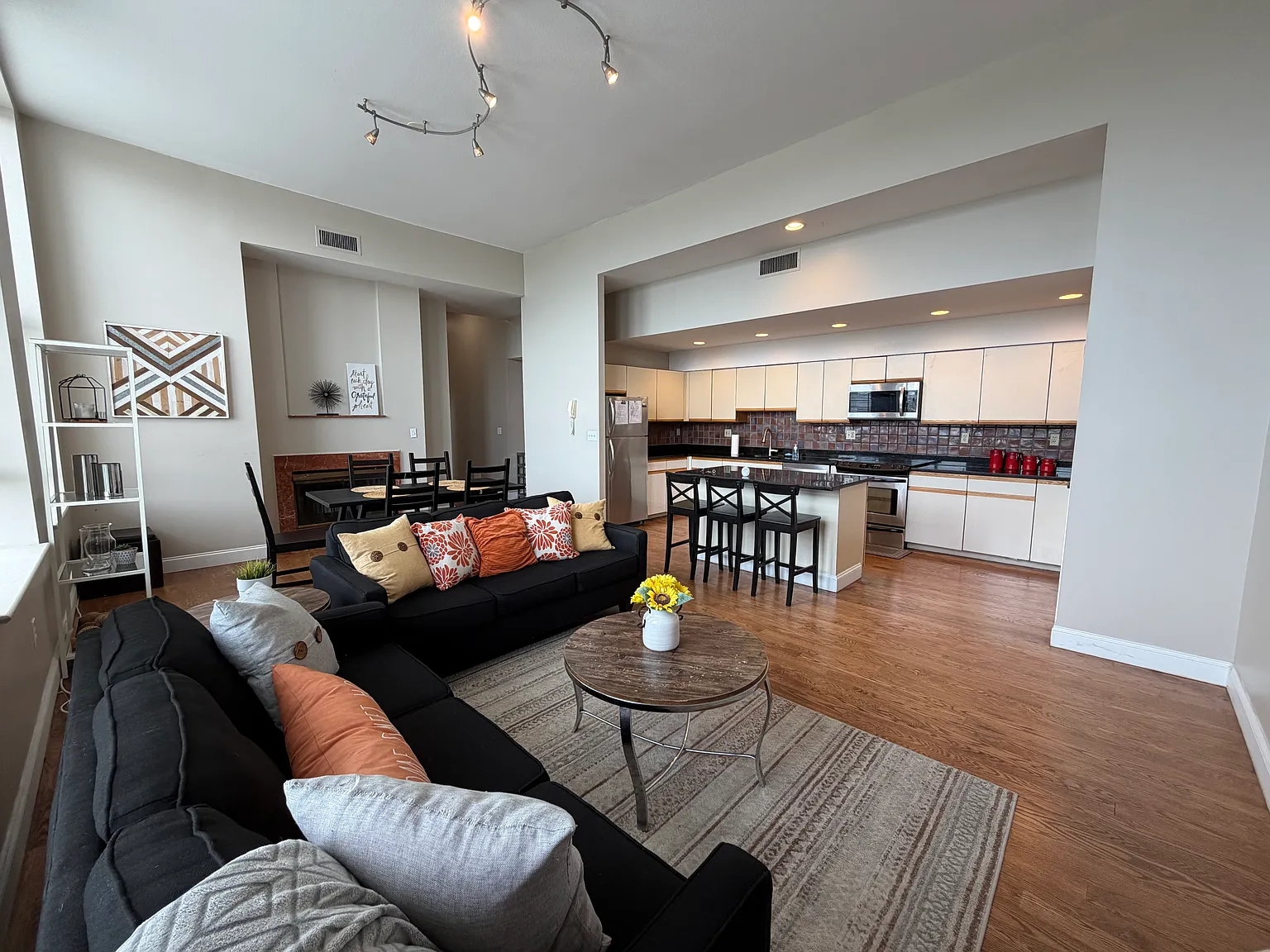 4 bed, 1775 sqft, $5,400 — Photo 2