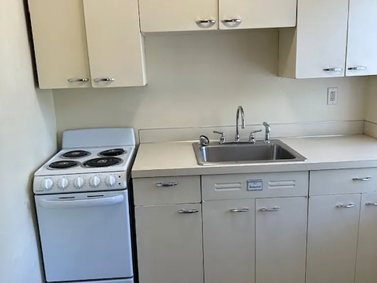 Eugene Manor Apartments — Photo 11