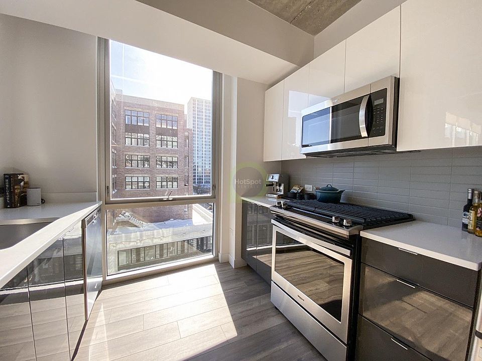 1st image of 4000 N Clarendon Ave #1202