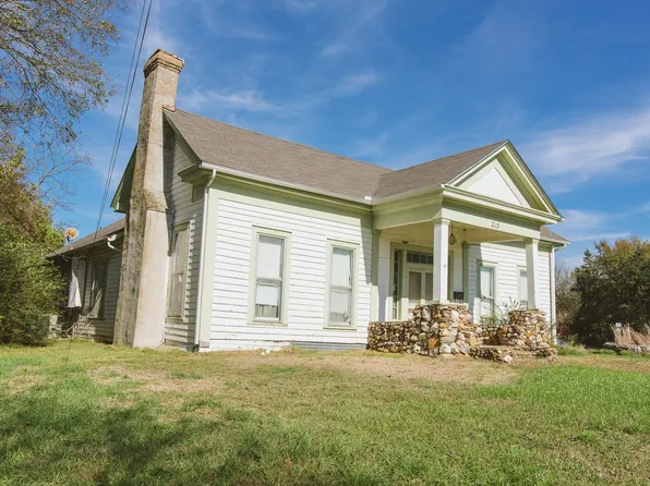 215 Paris St, Ladonia, TX 75449