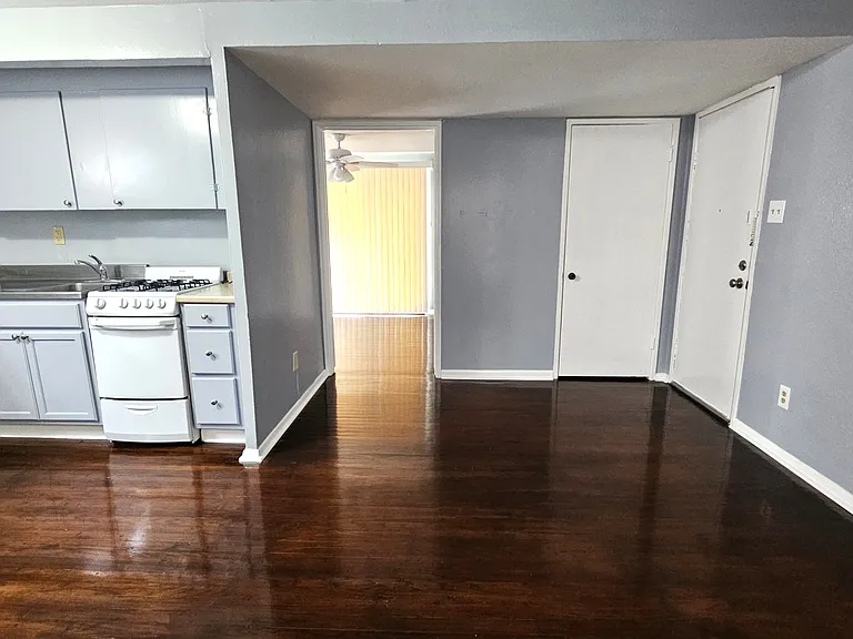 2815 Greenbriar Dr #3 — Photo 2