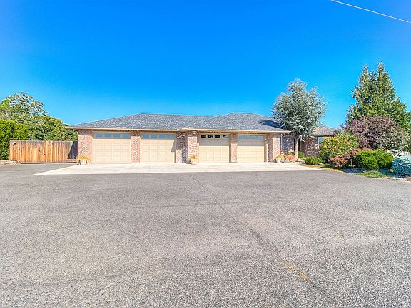 4th image of 711 Country Club Dr
