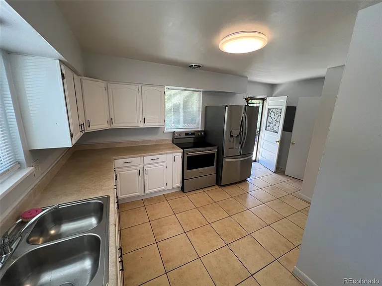 947 S Benton St — Photo 2