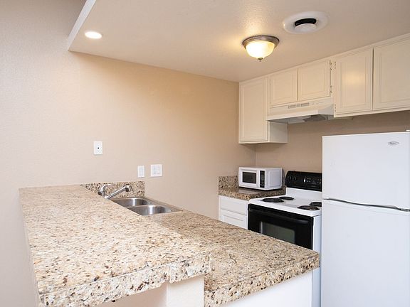5th image of 73355 Guadalupe Ave APT J