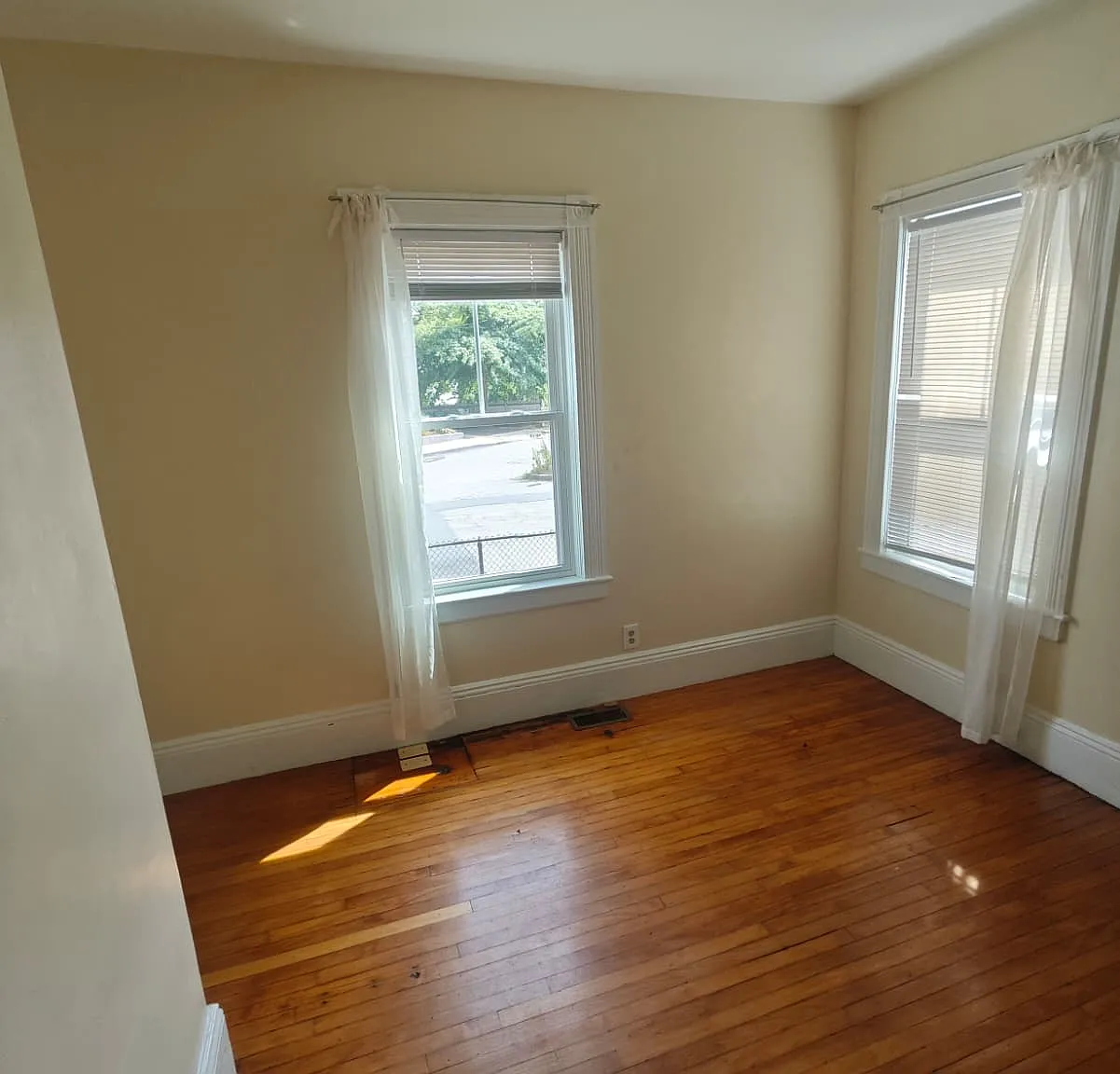 3 bed, 1000 sqft, $967 — Photo 3