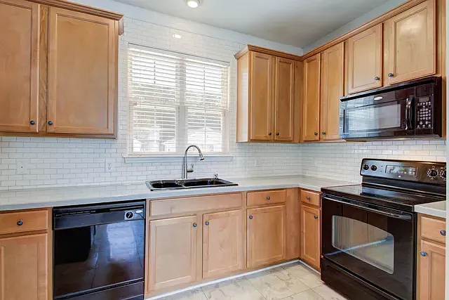 3 bed, 2.5 bath, 1432 sqft, $2,200 — Photo 3