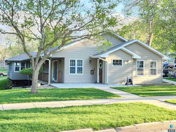 309 E 8th St, Dell Rapids, SD 57022