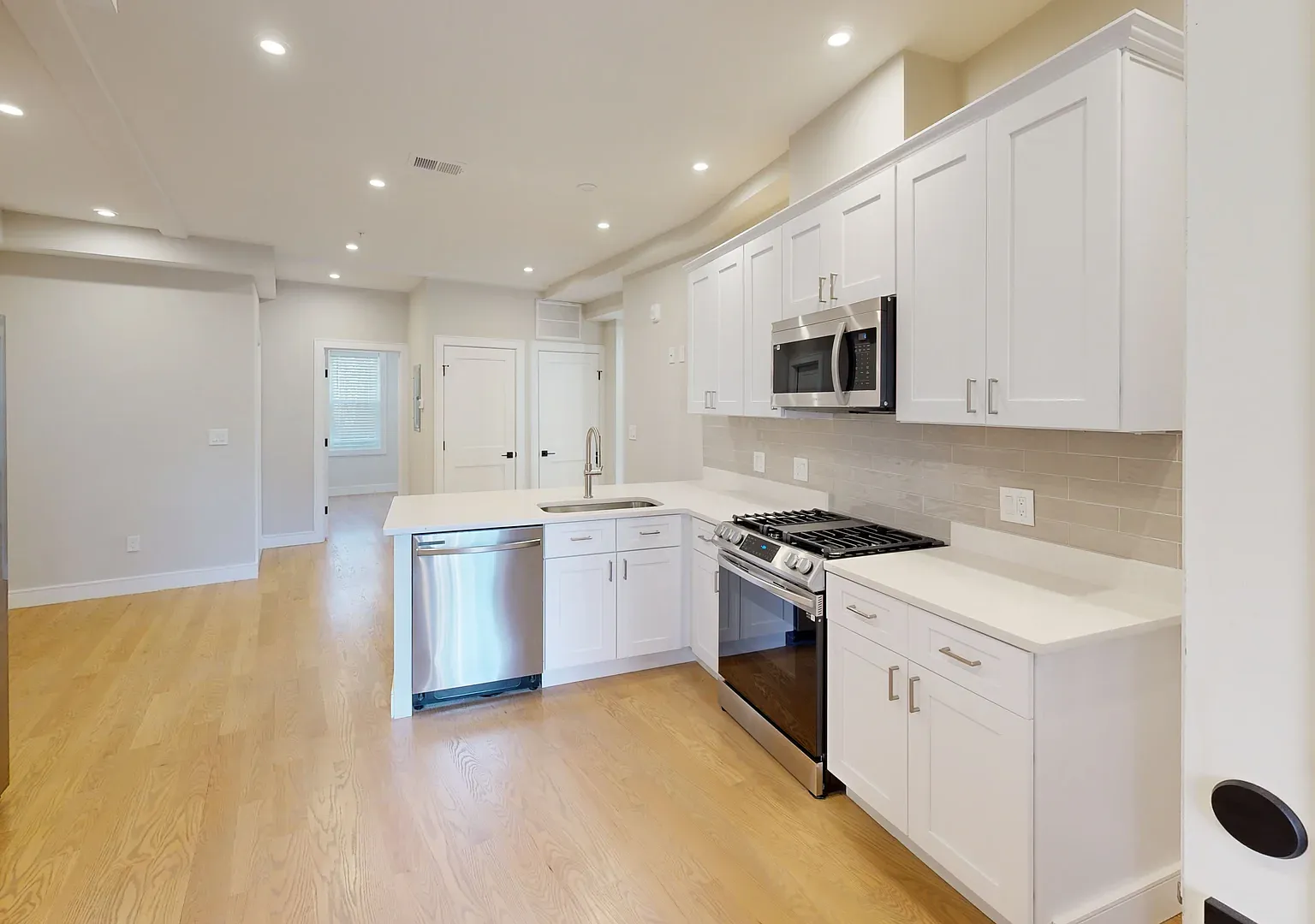4 bed, 1100 sqft, $5,450 — Photo 1