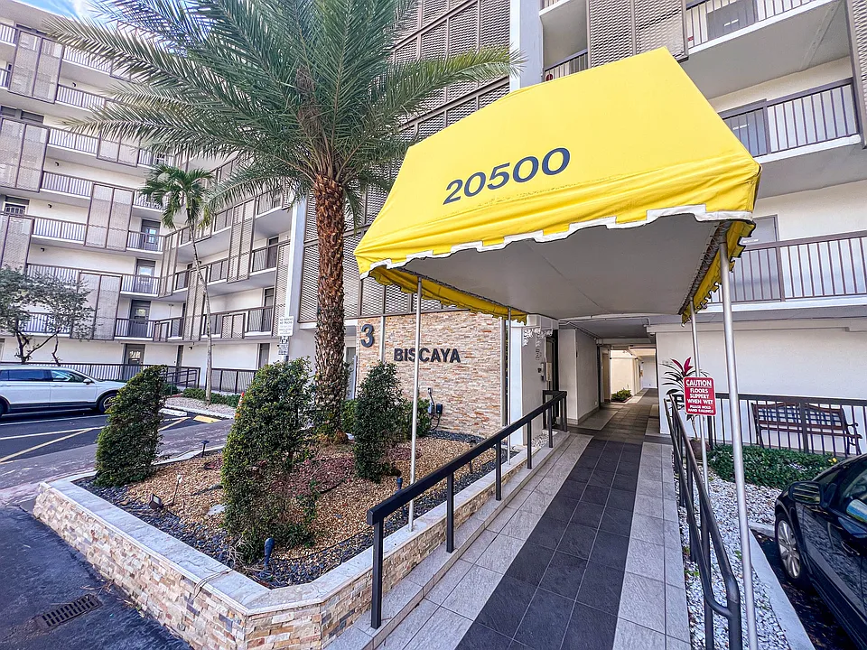 20500 W Country Club Dr #406