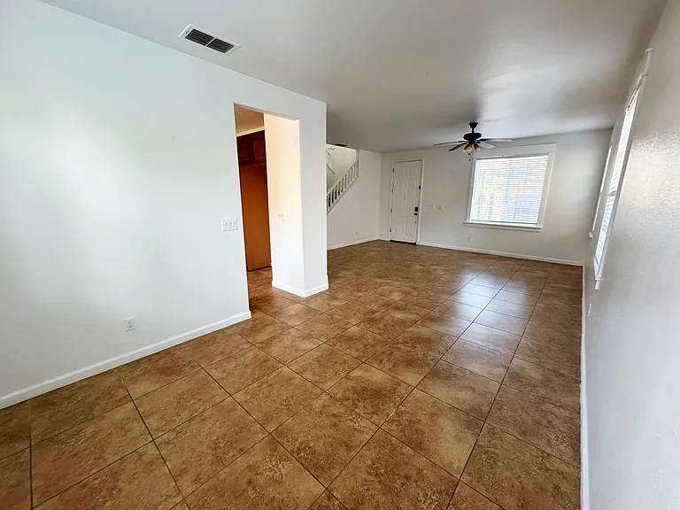 1421 Croydon Ct — Photo 6