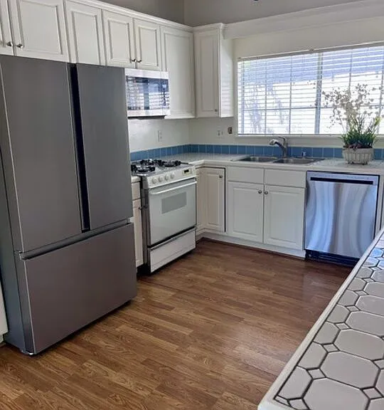 2561 Mayfield Ave — Photo 2