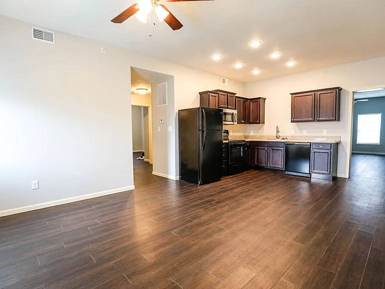 600 E Harrison St — Photo 17