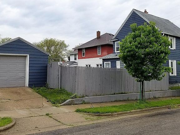 3rd image of 932 Walker Ave NW