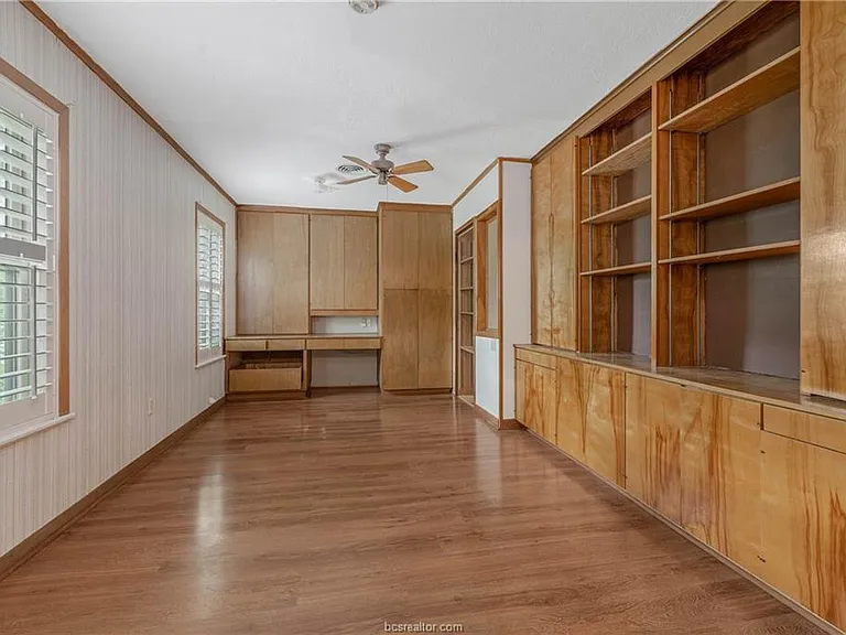 902 Holik Dr — Photo 3