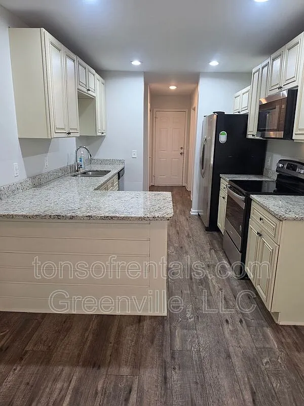 3 bed, 2.0 bath, 1600 sqft, $2,200 — Photo 4