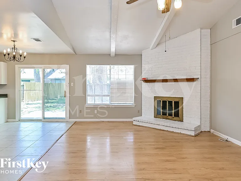 2707 Wood River Dr — Photo 3