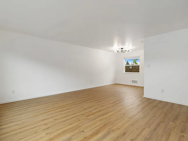 Marlowe Apartments — Photo 13