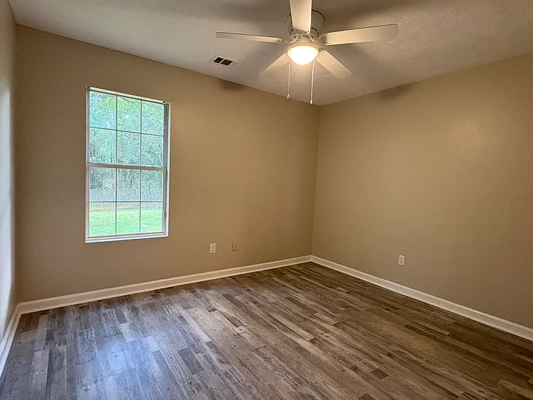 1404 Douglas St — Photo 18