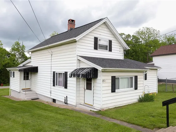 23 Main St, Daisytown, PA 15427
