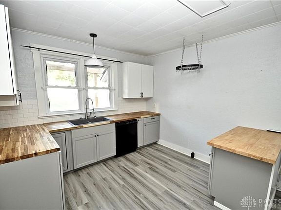 4th image of 220 E Washington St