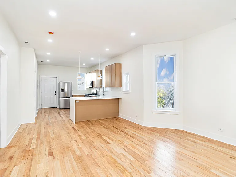 416 N Troy St #1 — Photo 3