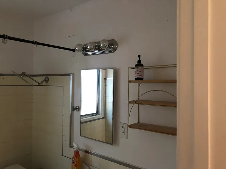 811 4th St #B — Photo 3