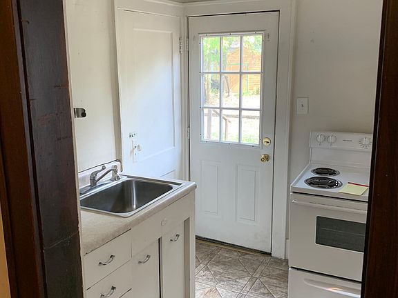 4th image of 910 Leland Ave