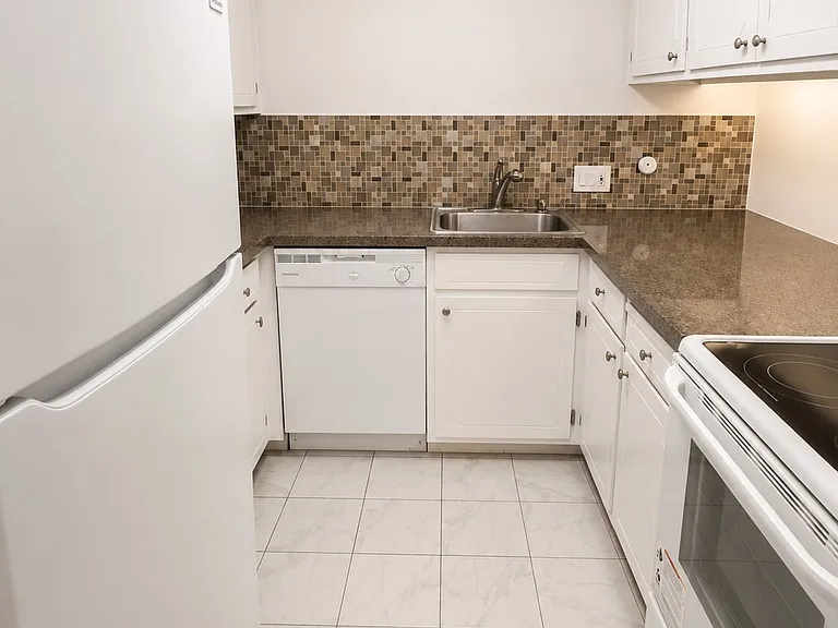 Chateau D'Oro Apartments — Photo 11