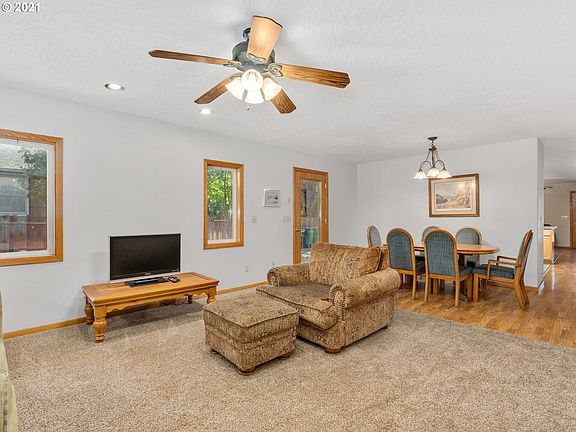 4th image of 2930 SE Balfour St