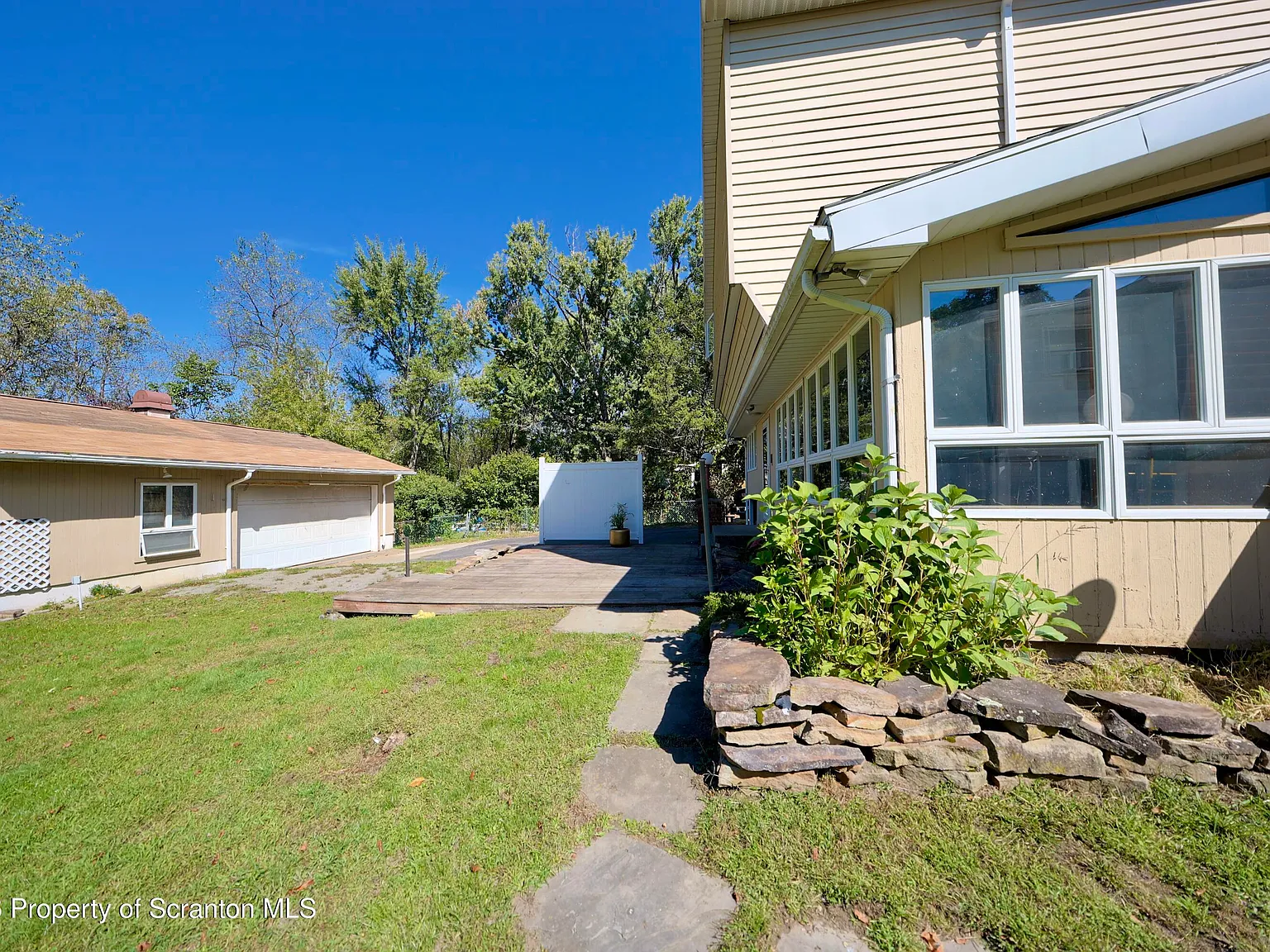 3 bed, 1.0 bath, 1150 sqft, $1,600 — Photo 4