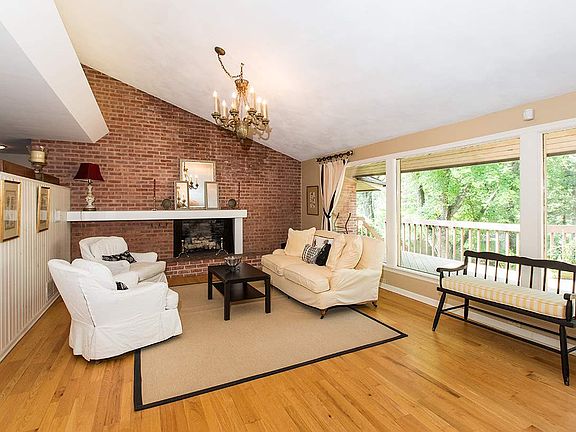 5th image of 2328 Edgebrook Dr