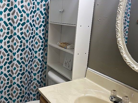Upstairs full bathroom