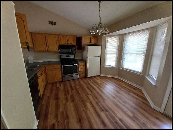 4th image of 8 Foxgrove Ln
