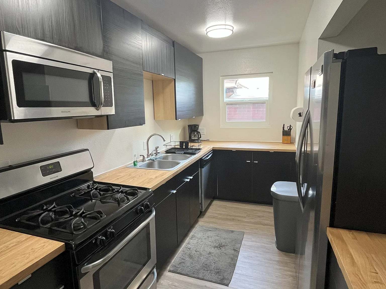 3 bed, 1065 sqft, $3,650 — Photo 2