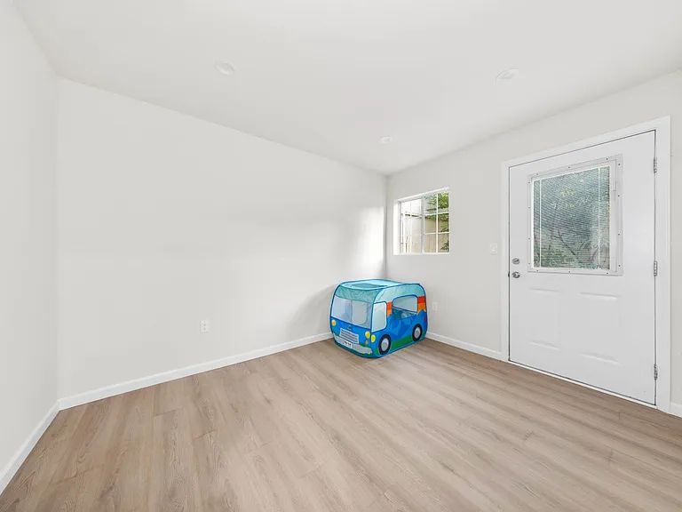 10554 Plainview Ave — Photo 37