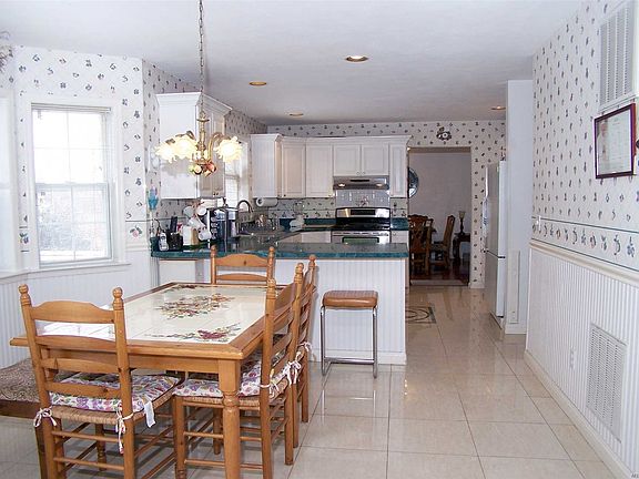 4th image of 6 Somerset Dr