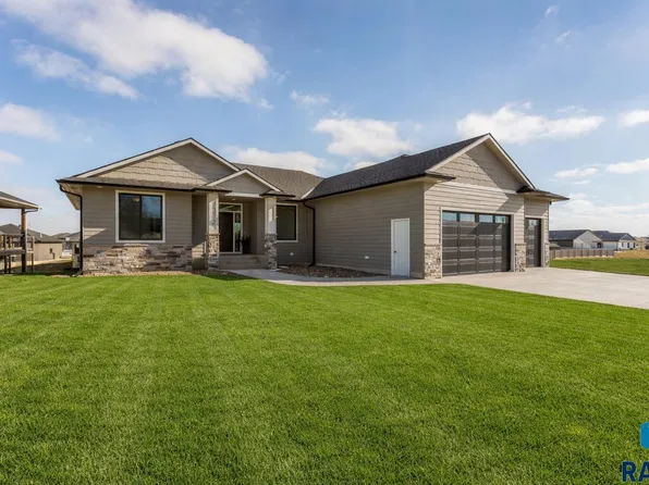 2212 S Saddle Ridge Dr, Sioux Falls, SD 57110