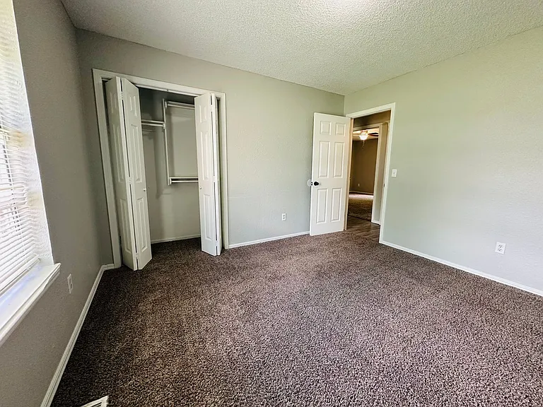 11701 N Lee Ave — Photo 32