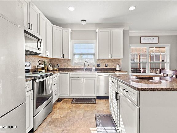 5th image of 1706 Point Wood Dr