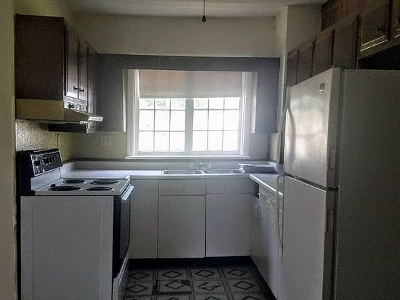 5th image of 211 W Madison St