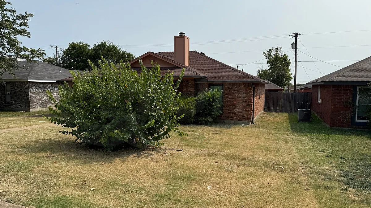 3 bed, 2.0 bath, 1383 sqft, $2,025 — Photo 3