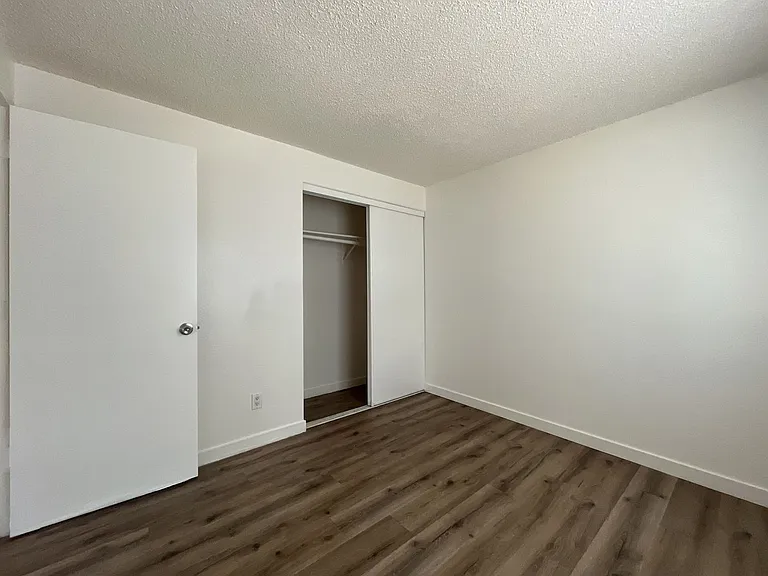 Spacious Corner Apartment with Three Bedrooms, Open Living Space & Modern Kitchen — Photo 25