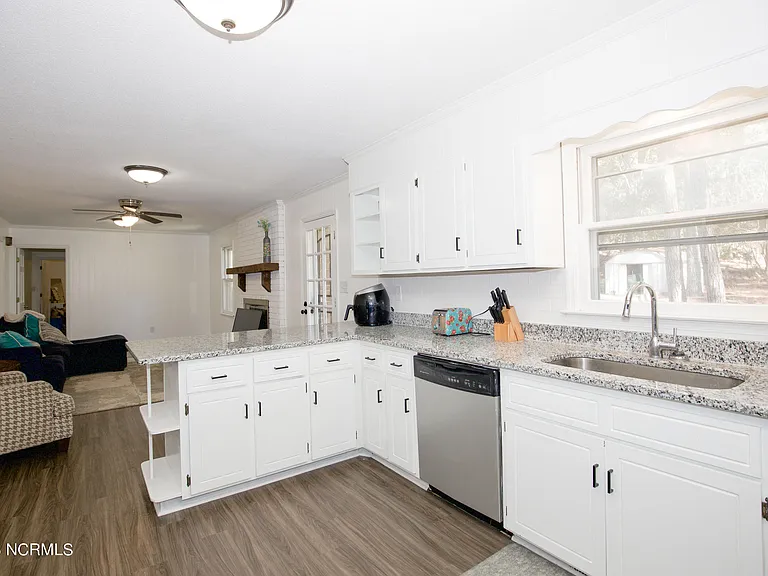 901 Glendale Dr — Photo 15