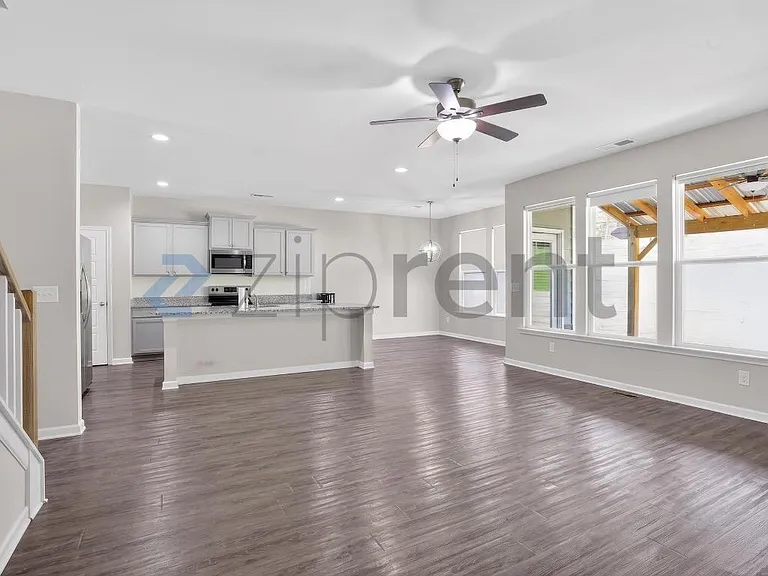 1360 NE Slaton Manor Dr — Photo 14
