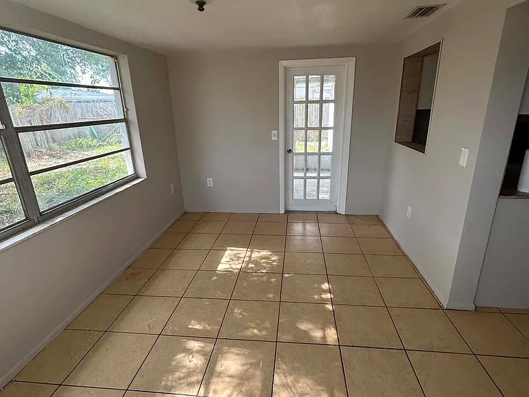 11121 Yellowwood Ln — Photo 7