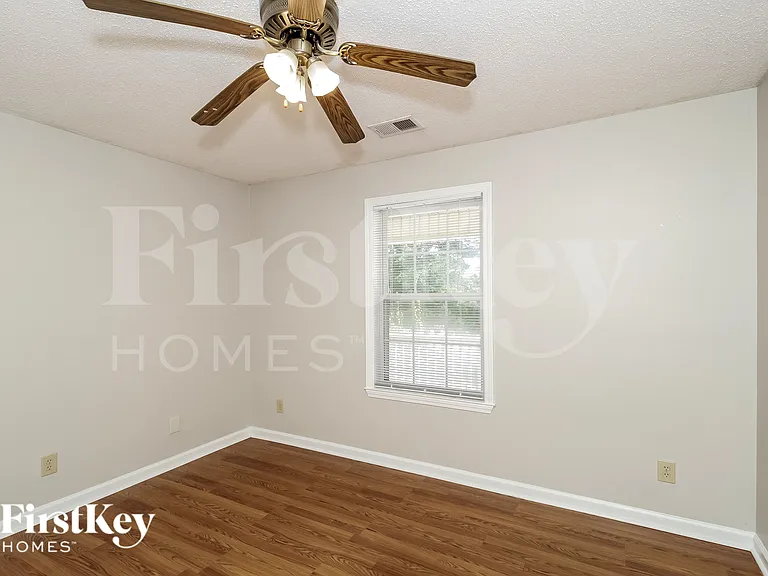 420 Castlewood Rd — Photo 9