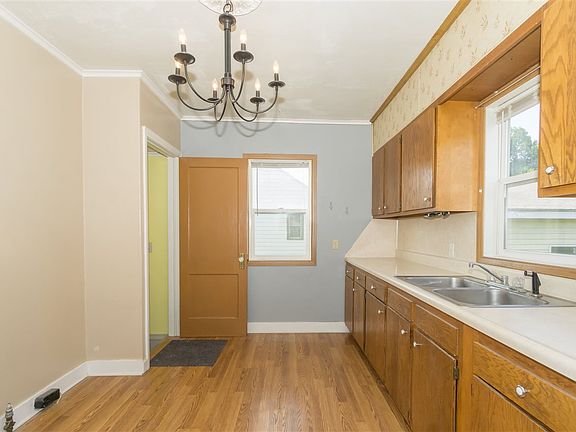 3rd image of 1221 Fran St
